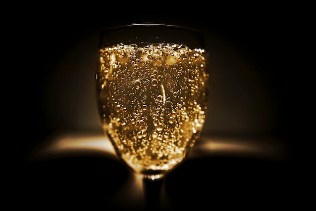 is champagne and sparkling wine the same thing?