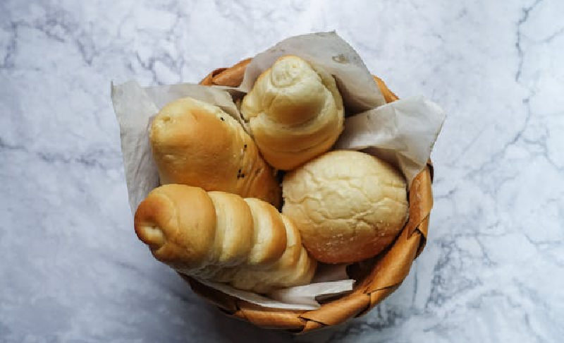 Dinner rolls and wine pairing