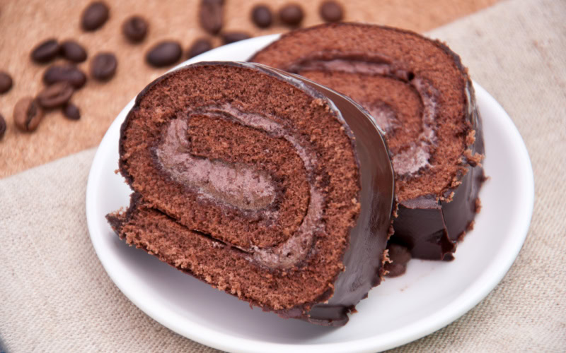Avoid drinking champagne with chocolate cake.