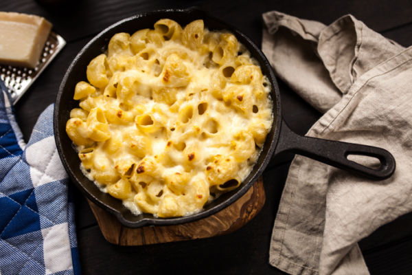 Macaroni and cheese with wine